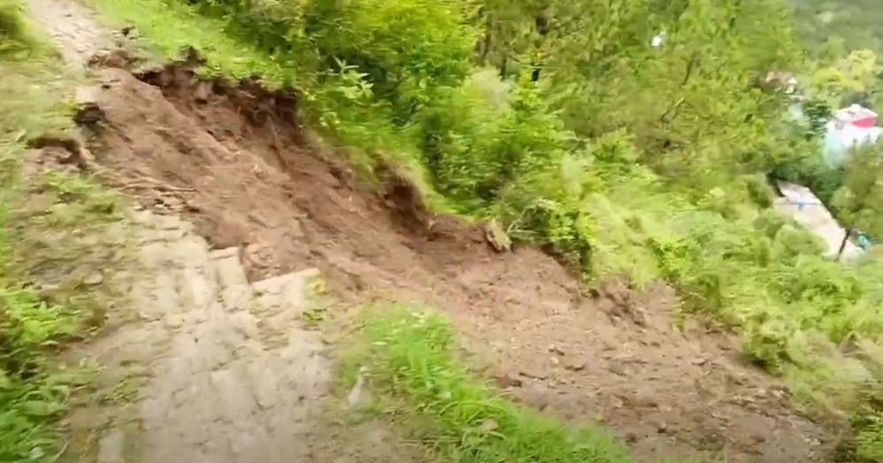 A major crack formed near the houses of people in Shamti, Solan