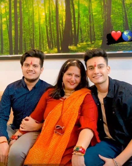 Deeptanshu Saini with his mother and brother
